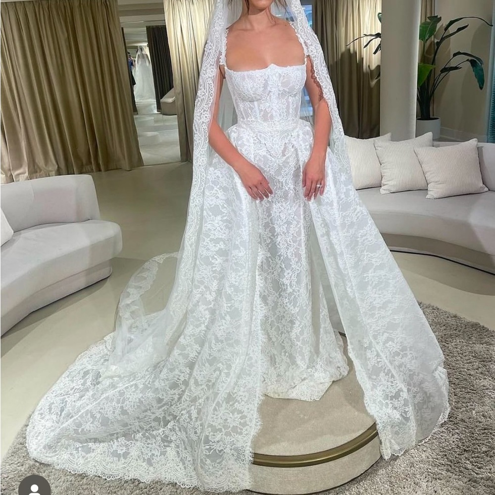 Elegant White Lace Wedding Gown